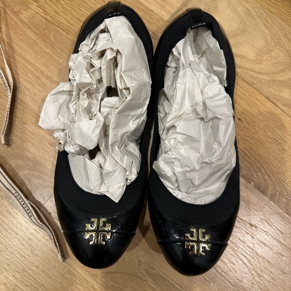 Tory Burch size 7w Black and Gold Leather Flats - Picture 3 of 8